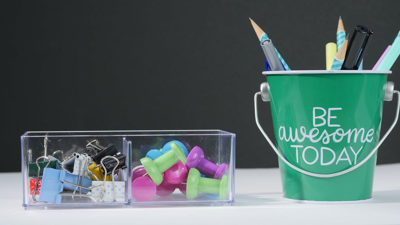 Rekomendacje personalizowane – kolorowe przybory biurowe i kubek z napisem Be Awesome Today
