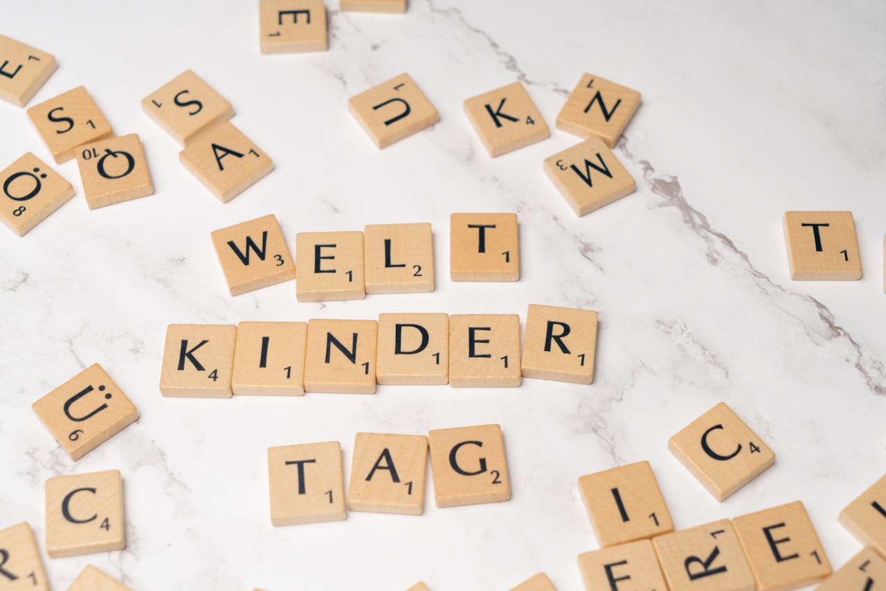 Wielojęzyczność – litery Scrabble ułożone w niemieckie słowa na białym tle