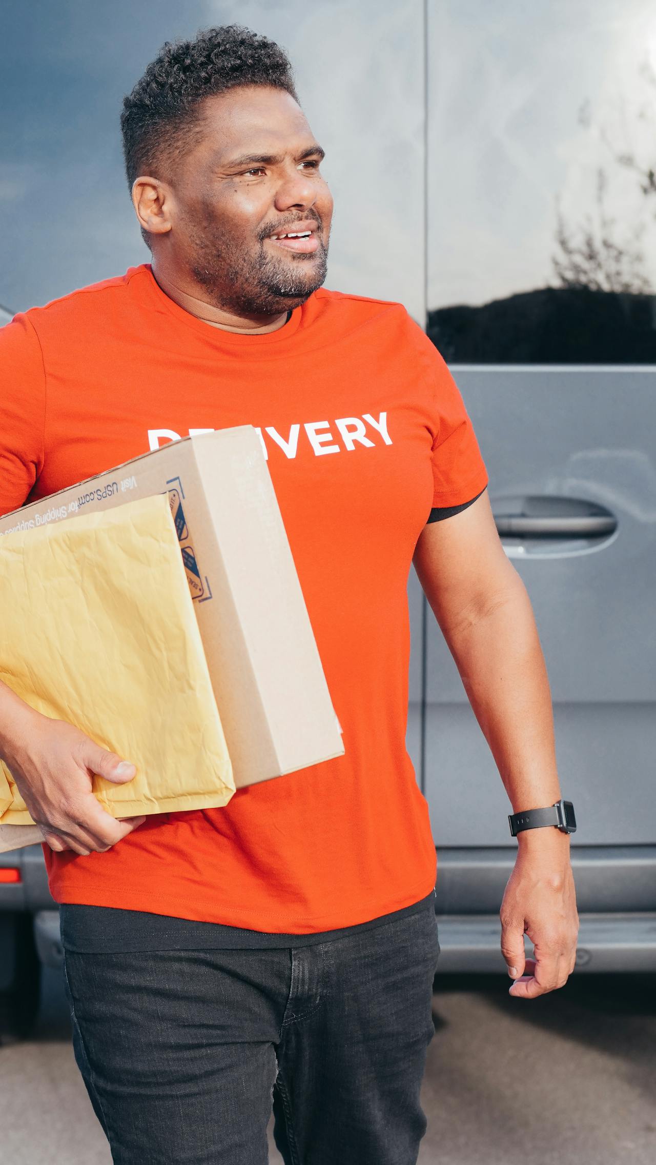 Kurier z paczkami w czerwonej koszulce z napisem “DELIVERY” – przedstawienie procesu realizacji zamówień wspieranego przez Dynamics 365 Business Central.