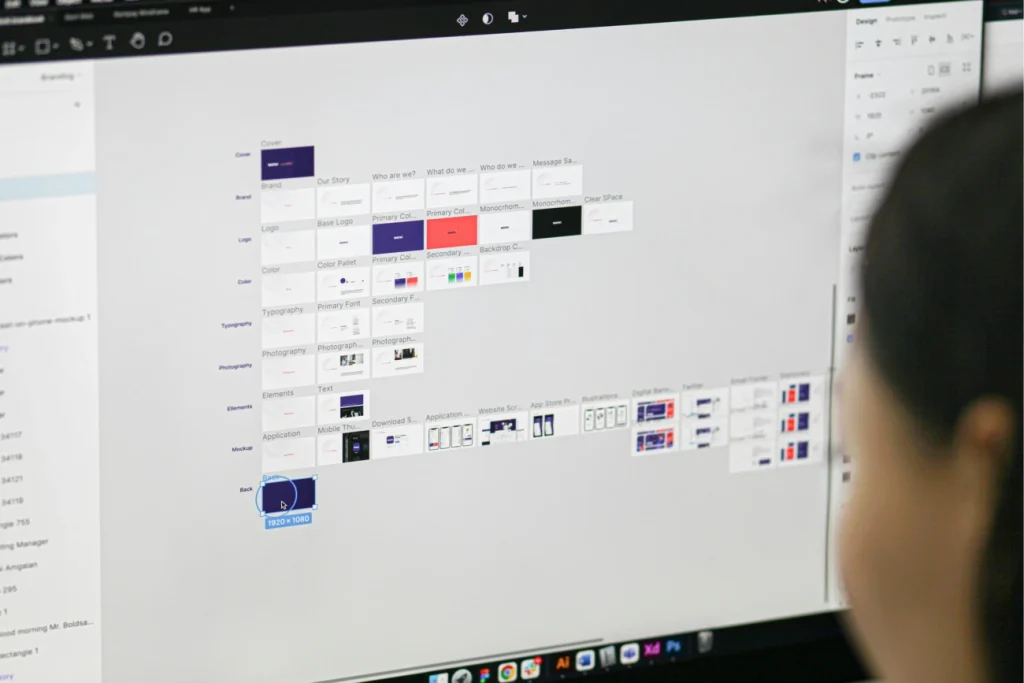 Projekt systemu identyfikacji wizualnej oraz interfejsu UI/UX widoczny na ekranie komputera w programie do projektowania